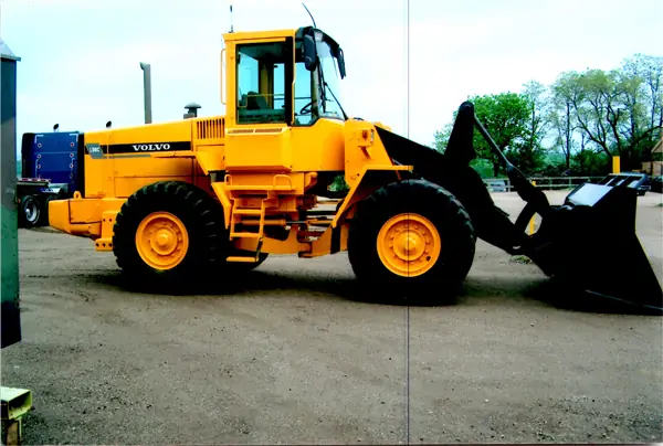 Old film print from the Spies archive: a yellow Volvo wheel loader